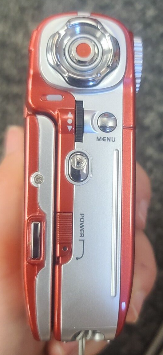 DXG -563V DIGITAL CAMCORDER 5.1 LCD VOICE USED RED 4X DIGITAL ZOOM w/8GB SD CARD3