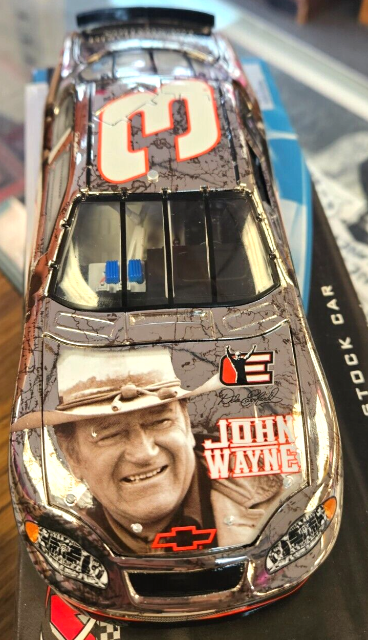 RACE FANS JOHN WAYNE 1:24 SCALE STOCK CAR used W/CAAERTIFICATE14